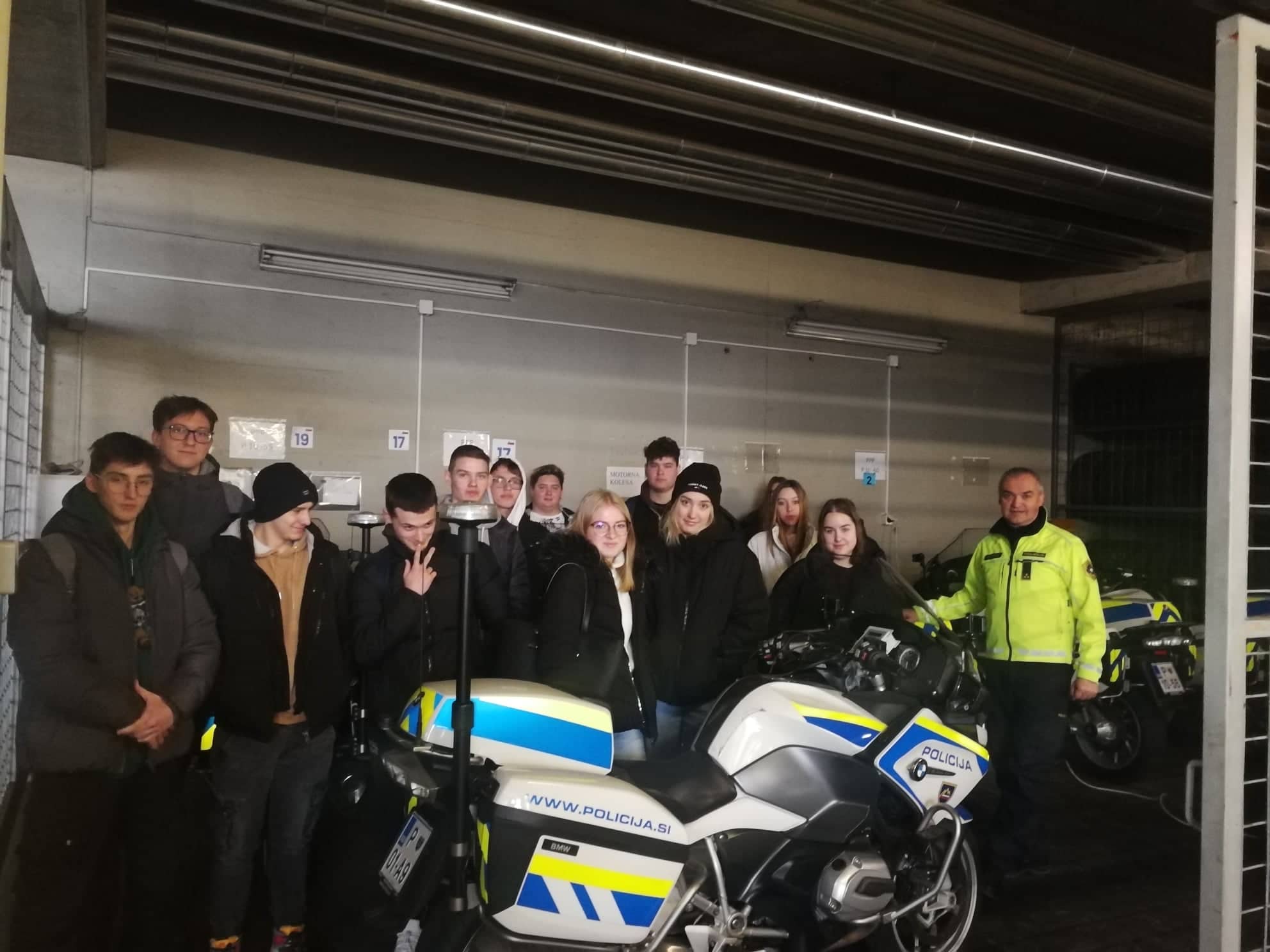 Dijaki obiskali Policijsko postajo Novo mesto