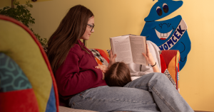 Učenci berejo knjigo